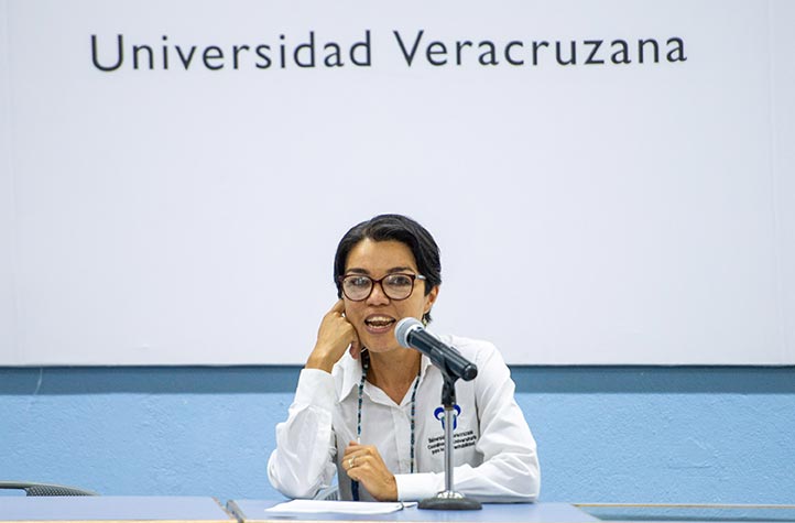 Ariadna Tercero, de CoSustenta, presentó la Red de Huertos Universitarios