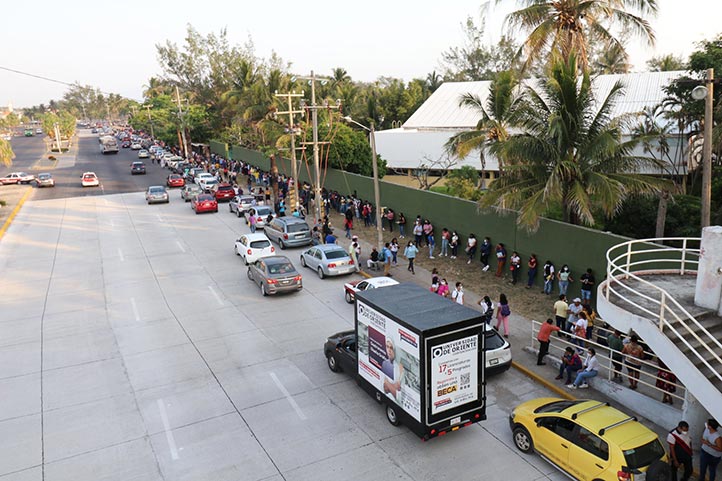 Fila para ingresar al examen