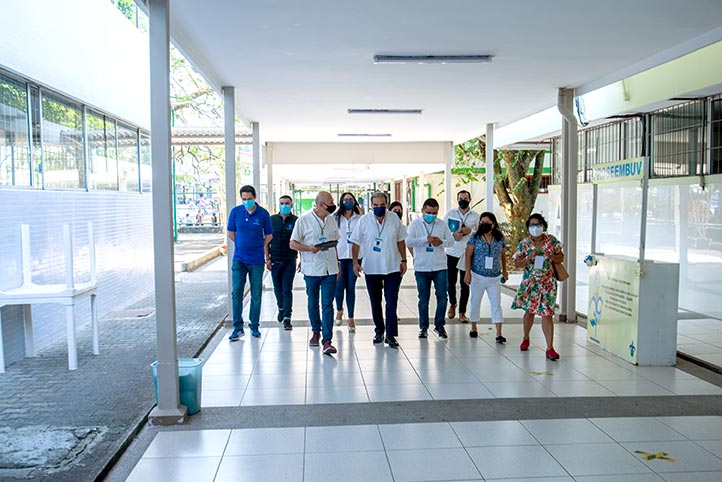 El recorrido del rector Martín Aguilar y funcionarios de la UV para supervisar el proceso de ingreso inició en la Unidad de Ciencias de la Salud