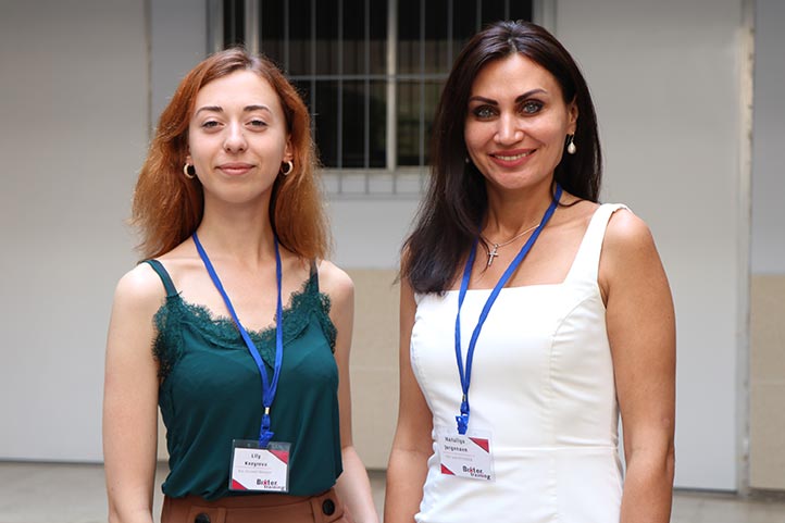 Lily Kozyreva, gerente de entrenamiento en Bixter y Nataliya Jorgensen, directora ejecutiva de la empresa, visitaron la Facultad de Biología de la UV