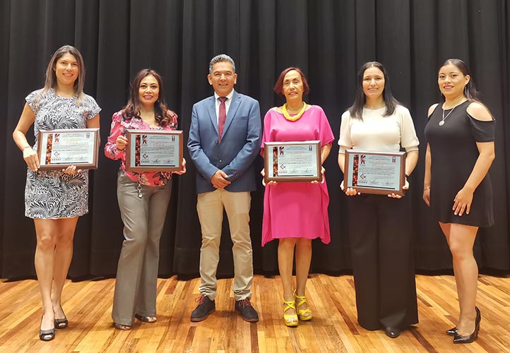 Las arquitectas galardonadas en compañía de Yovanny Guerrero y María del Carmen Contreras, del CAXEV