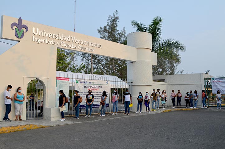 Aspirantes se formaron desde las 7:00 am en la sede de Ingeniería y Ciencias Químicas