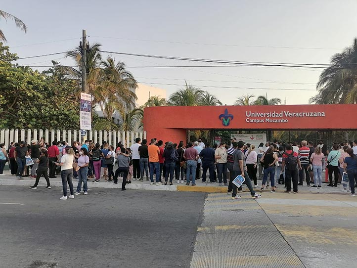 En total llegaron 2 mil 67 jóvenes a presentar su examen