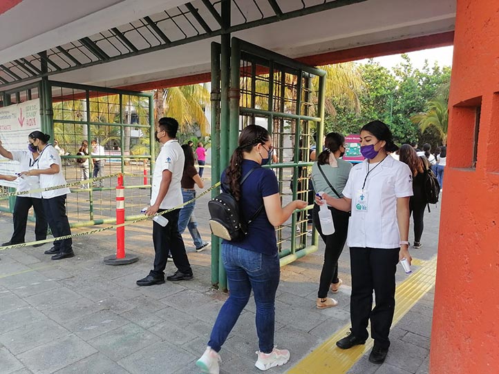 Un equipo de cerca de 300 personas, entre monitores de Contraloría, estudiantes aplicadores, pasantes de medicina y enfermería, alumnos auxiliares, académicos y personal universitario ayudaron a que el examen se realizara sin contratiempos