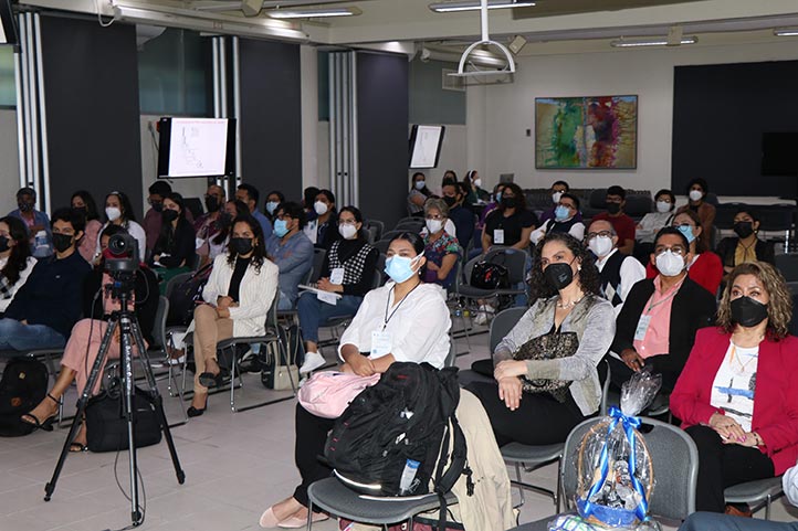 Asistentes al 3er Coloquio de Investigación en Ciencias de la Salud presenciaron la conferencia