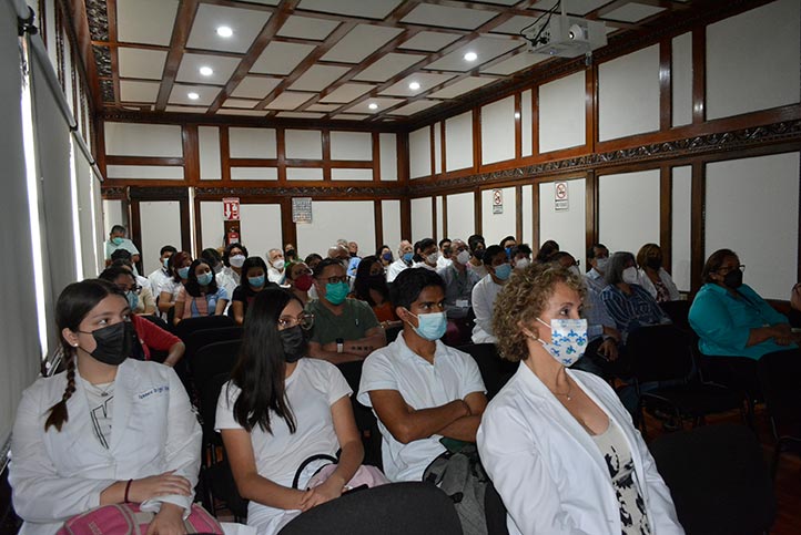 En la Facultad de Medicina, Martín Bonfil dictó la conferencia “Divulgación científica: un asunto de supervivencia”