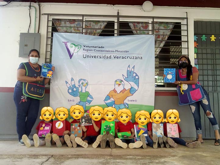 Estudiantes de jardín de niños con las libretas sustentables