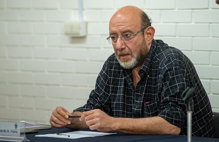 El escritor Eduardo Antonio Parra Caballero impartió conferencia en la UV