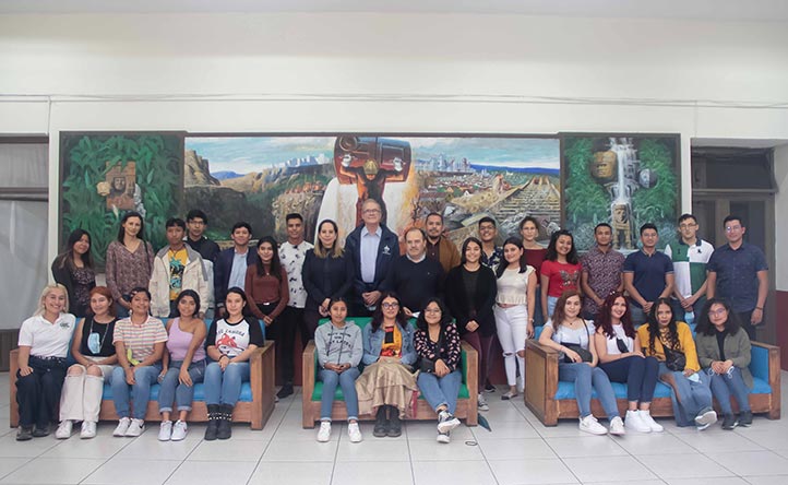 Autoridades de la DGRI en compañía de alumnos del Programa Delfín