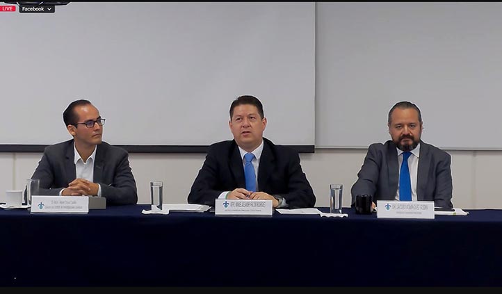 Arturo Miguel Chipuli, Manuel Alejandro Falcón y Jacobo Domínguez Gudini, en el foro organizado por la Contraloría General de la UV