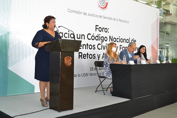 Claudia Enríquez, secretaria Académica regional, inauguró el evento que reunió a especialistas, magistrados y jurisconsultos