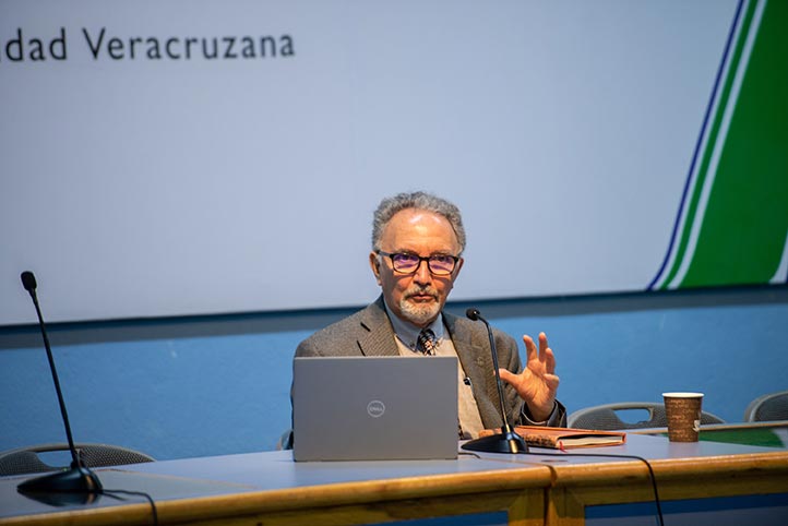 Edgar González Gaudiano estuvo al frente del panel “¿Generación de conciencia ciudadana o alarmismo ante el cambio climático?”