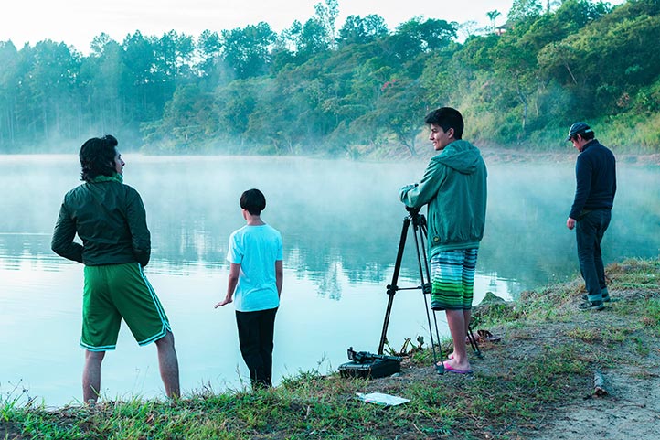 Integrantes del equipo en rodaje de escena en locación de la Laguna El Castillo