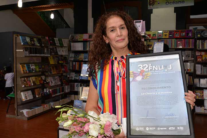 Aída Pozos Villanueva, editora de La Ciencia y el Hombre con el reconocimiento de la 32a Feria Nacional del Libro Infantil y Juvenil 