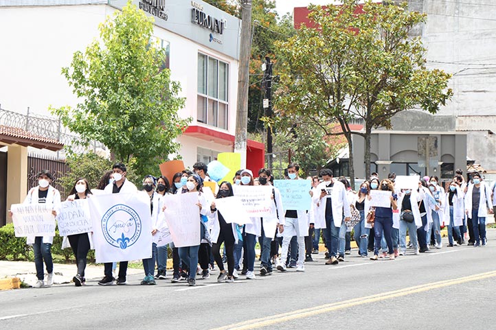 On their way to the center, the students demanded to improve security where they perform their social service