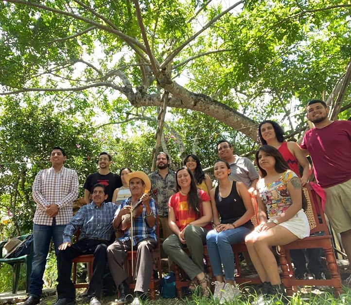 Maestros y estudiantes en compañía del músico Hilario Flores