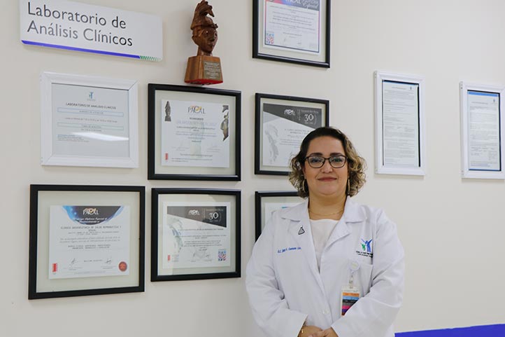 Diana Aurora Carmona Cortés, coordinadora de los Servicios Auxiliares de Diagnóstico de la CUSRS, dio a conocer la próxima jornada gratuita de detección de cáncer de cuello uterino