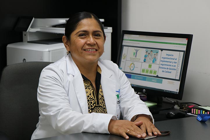 María del Carmen Herrera Hernández, responsable del área de patología de la CUSRS, destacó la importancia de la detección oportuna del cáncer cervicouterino