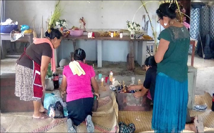 Las madrinas renuevan la vestimenta del Chicomexochitl en la casa de Xochikalli