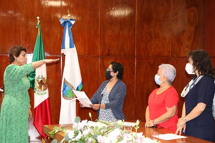 Yolanda Francisca González Molohua, directora general del Área Académica de Humanidades, tomó protesta a Araceli Reyes López como directora de la Facultad de Derecho
