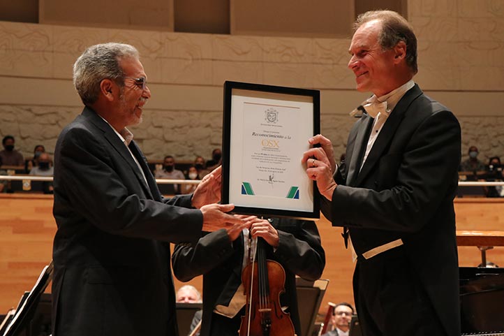 El reconocimiento por la continuidad de la OSX a lo largo de 93 años fue entregado por el rector Martín Aguilar al director Martin Lebel