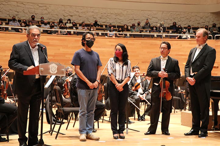 En la ceremonia estuvieron presentes Alfonso Colorado, director general de Difusión Cultural; Jaqueline Jongitud, secretaria de Desarrollo Institucional; Joaquín Chávez, concertino y Martín Lebel, director titular de la OSX