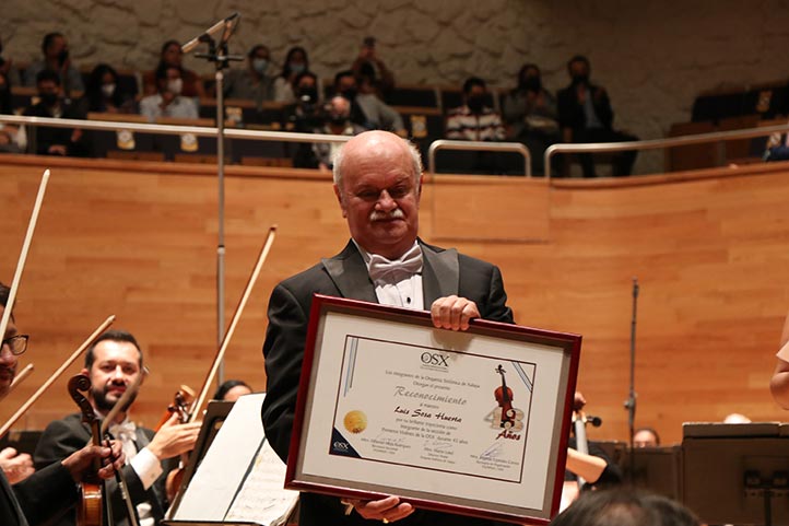 En el recital se rindió homenaje a Luis Sosa, miembro de la primera sección de violines quien se retira de la agrupación luego de 43 años