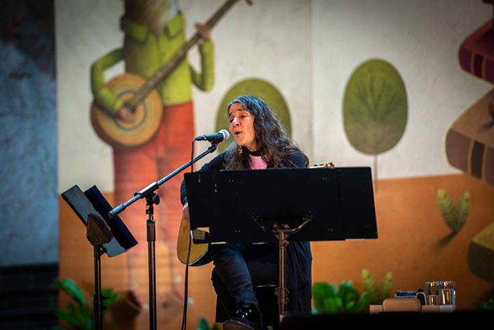 Carmen Leñero cantó canciones y recitó versos autobiográficos de la chilena