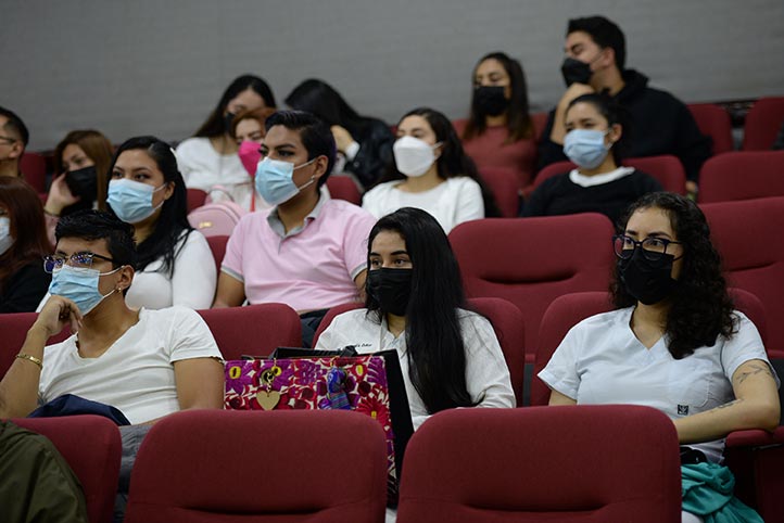 Estudiantes de la Facultad de Medicina, región Xalapa, asistieron al homenaje, en el Auditorio de la Facultad de Medicina