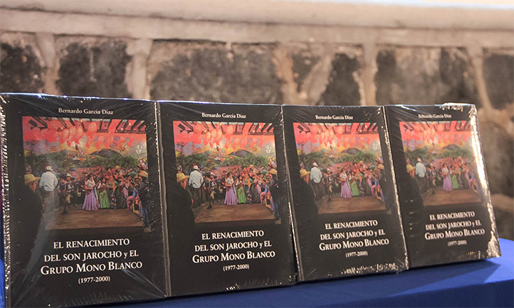 El libro es un homenaje al son jarocho y a los integrantes del grupo Mono Blanco