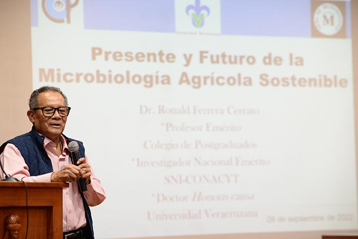 Ronald Ferrera dictó conferencia a estudiantes de la Facultad de Ciencias Agrícolas