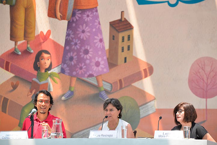 Alfonso Colorado, Laura Restrepo y Leticia Mora en el evento de la FILU 2022