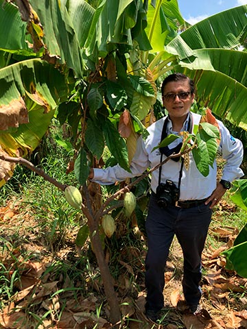 Enrique Hipólito con una de las plantas que fueron donadas a los productores de San Rafael, en noviembre de 2020