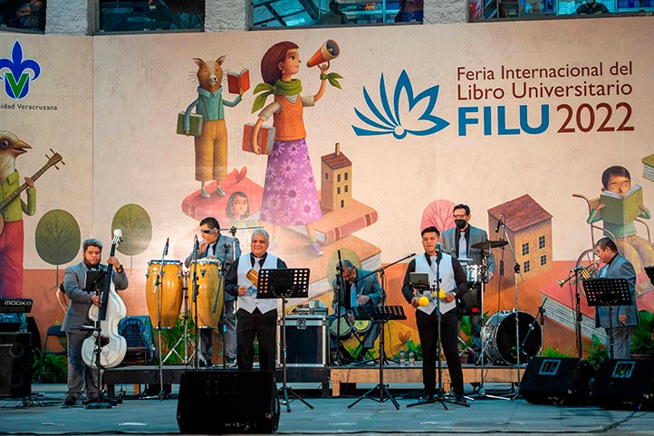 La Orquesta Tradicional Moscovita puso a bailar a los asistentes al cierre de la FILU 2022