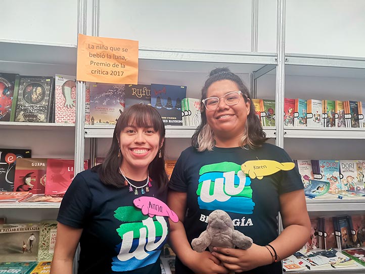 Ana María Rivera y Karen Ponce, estudiantes de Biología, apoyaron como talleristas