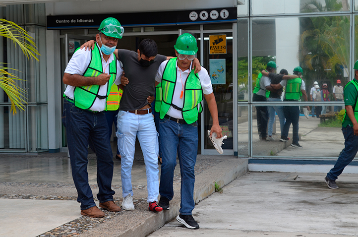 En Ingeniería Petrolera la brigada de primeros auxilios prestó apoyo a un estudiante durante el simulacro