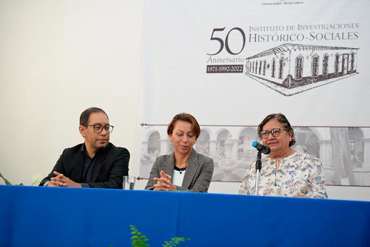 Ernesto Treviño, Yovana Celaya y Filiberta Gómez, en la inauguración del coloquio