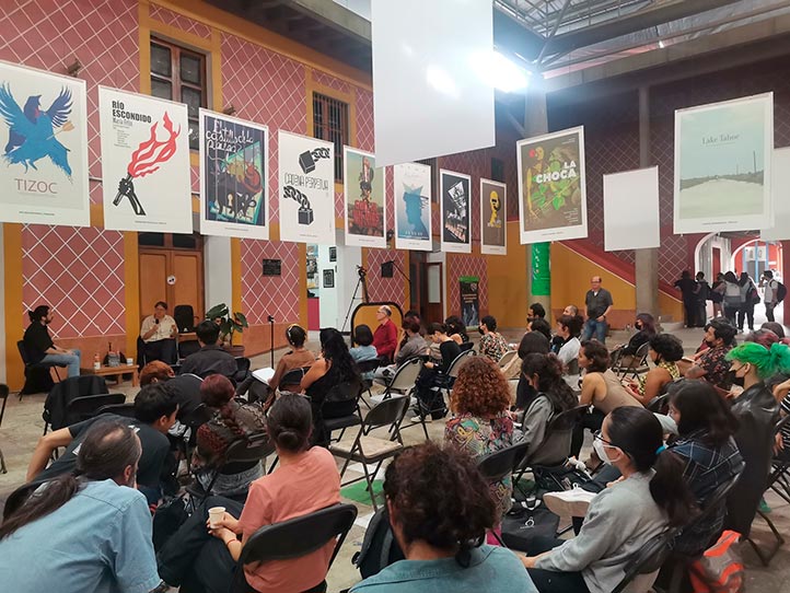 El conversatorio se desarrolló en el segundo patio de la Unidad de Artes