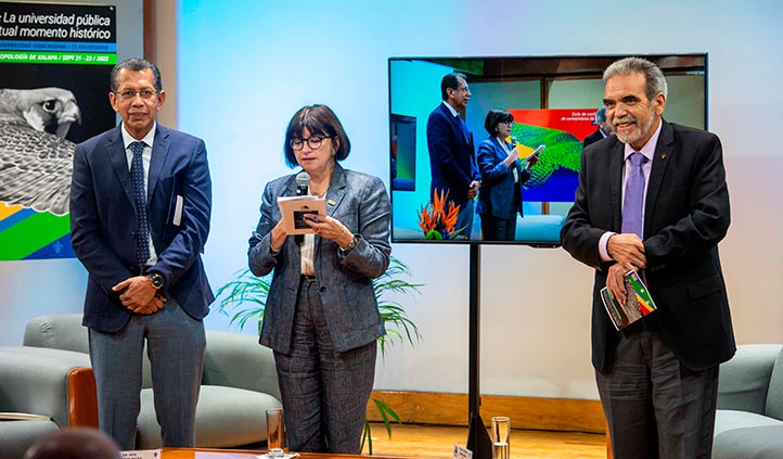 En el auditorio del MAX, fue clausurado el Coloquio “La universidad pública frente a su actual momento histórico”