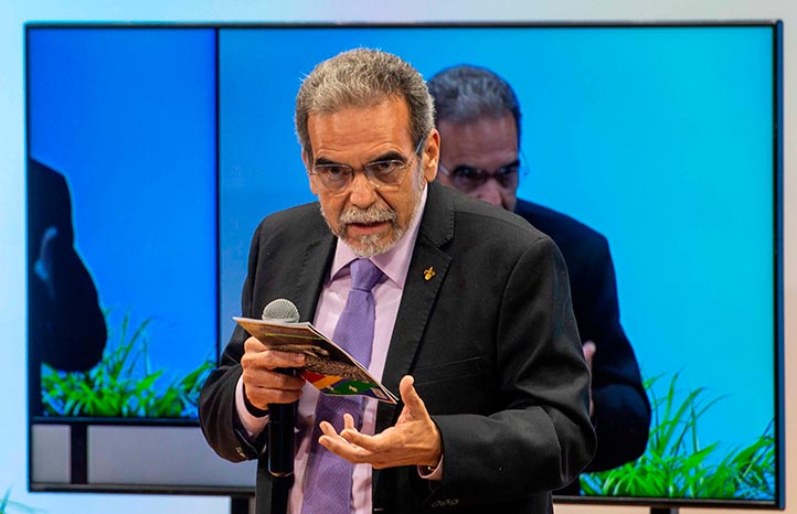 El rector de la UV, Martín Aguilar Sánchez, celebró la reflexión de los problemas actuales dentro del coloquio