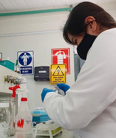 La universitaria realiza investigación de biología molecular en laboratorio
