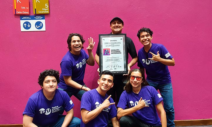 Integrantes de La Butaquita Teatro con el premio recibido (cortesía de Ricardo Orea)