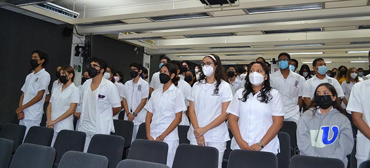 Futuros médicos durante la inauguración