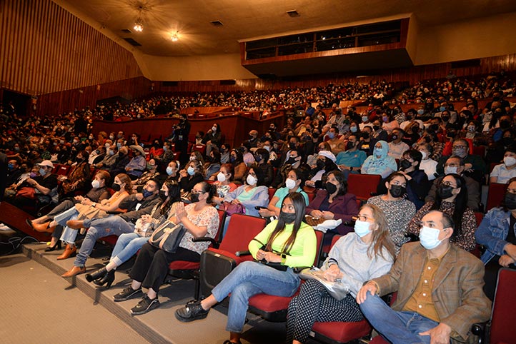 En el Teatro del Estado, el público se deleitó con la actuación del Ballet Folklórico de la UV, Mariachi Universitario y Tlen Huicani