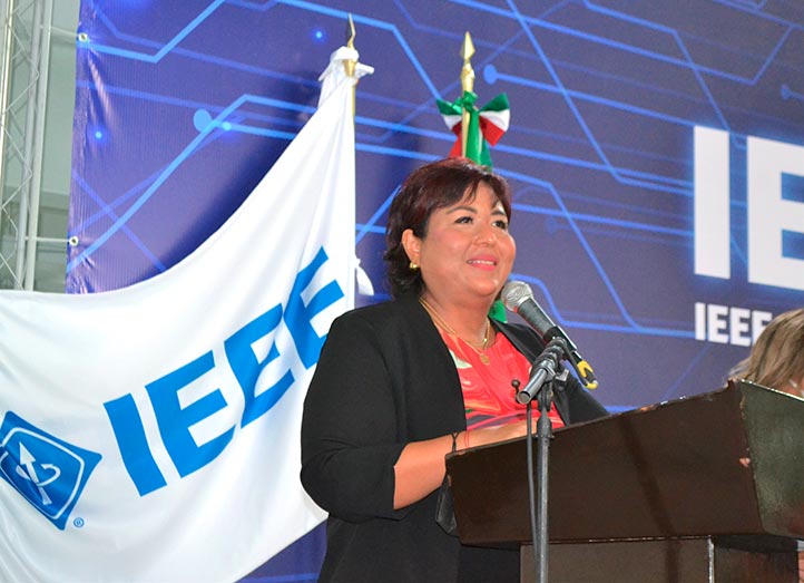 La secretaria Académica regional de la UV, Claudia Beatriz Enríquez Hernández, inauguró los trabajos
