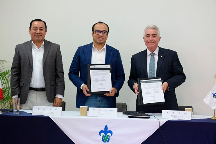 Moisés Pérez Domínguez, subsecretario de Desarrollo Educativo SEV; Fermín Cabo Leyva, director de la Facultad de Economía, y José Othón Flores Consejo, coordinador Universitario de Observatorios UV