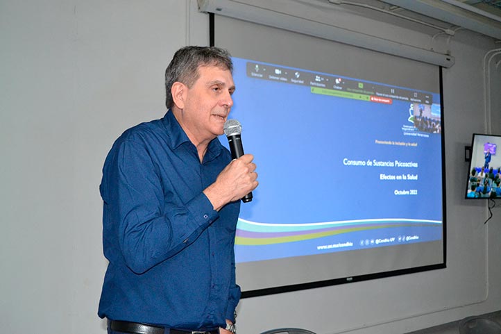 Jorge Sánchez Mejorada Fernández, coordinador del Cendhiu durante la conferencia “Efectos de las drogas legales e ilegales a la salud mental”