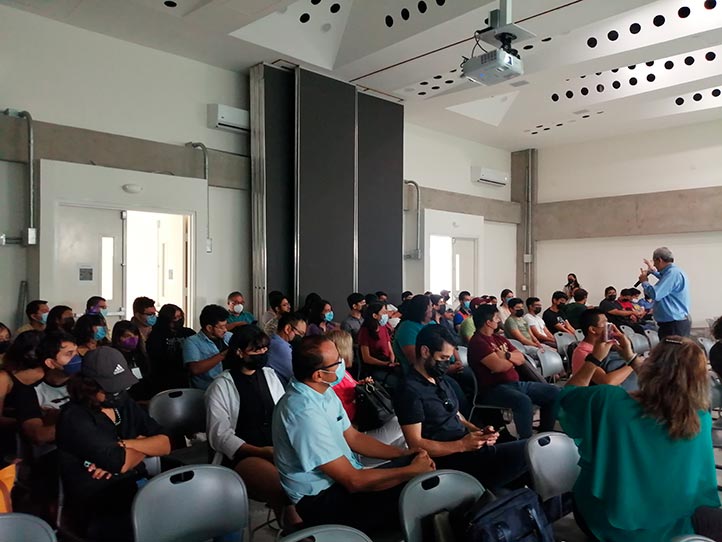 Víctor Aguilar Pizarro durante su conferencia en la Facultad de Ingeniería de la Construcción y el Hábitat