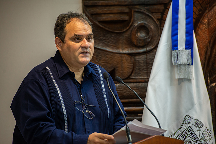 Roberto Zenteno, director general de Investigaciones de la UV, felicitó a los investigadores elegidos en la convocatoria (Foto: Archivo)