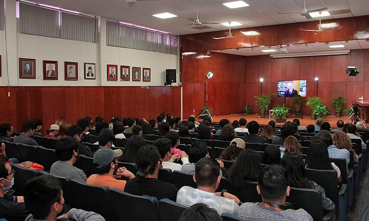 En el Aula Magna de la Facultad de Derecho, profesores y alumnos presenciaron la conferencia virtual de Diego Valadés
